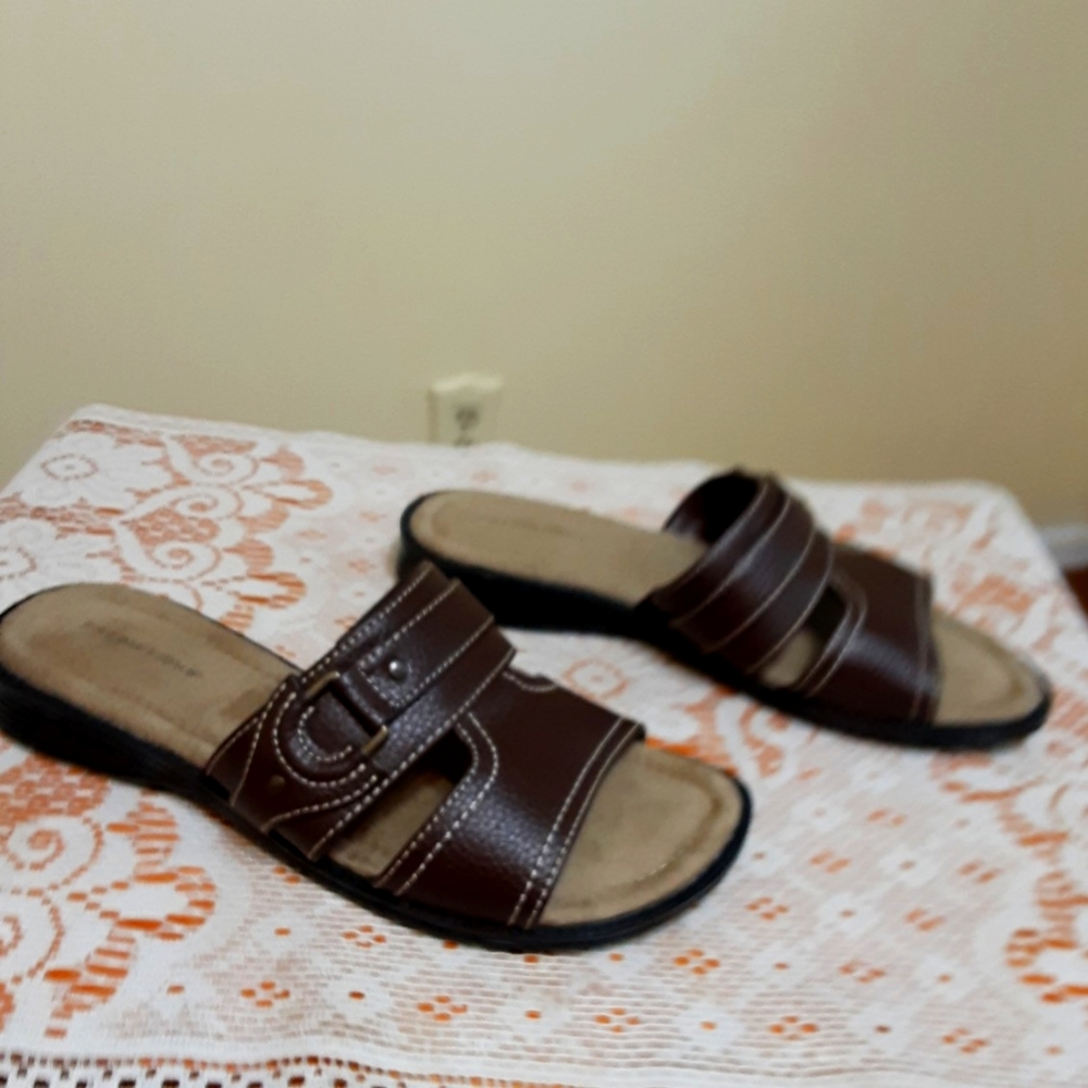 Woman's Predictions Sandels Size 8 1/2 W